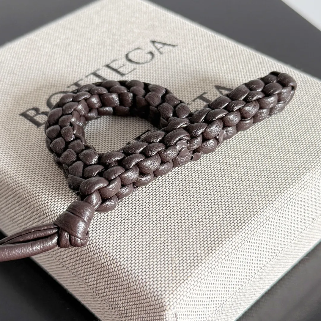Batch 420 Let’s see what new cute little thing BV has released~ It’s this letter pendant, which is different from the puppy pendant. The weaving of this letter is more three-dimensional, and the material is very solid, and it is not easy to deform even if it is folded. Style number: P